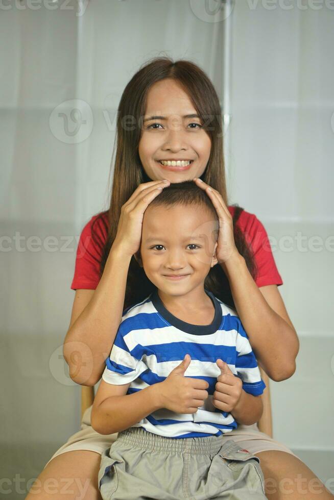 madre y hijo jugando juntos felizmente foto
