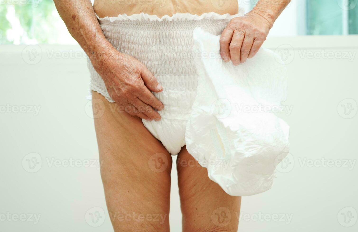 asiático mayor mujer paciente vistiendo adulto incontinencia pañal almohadilla en hospital. foto
