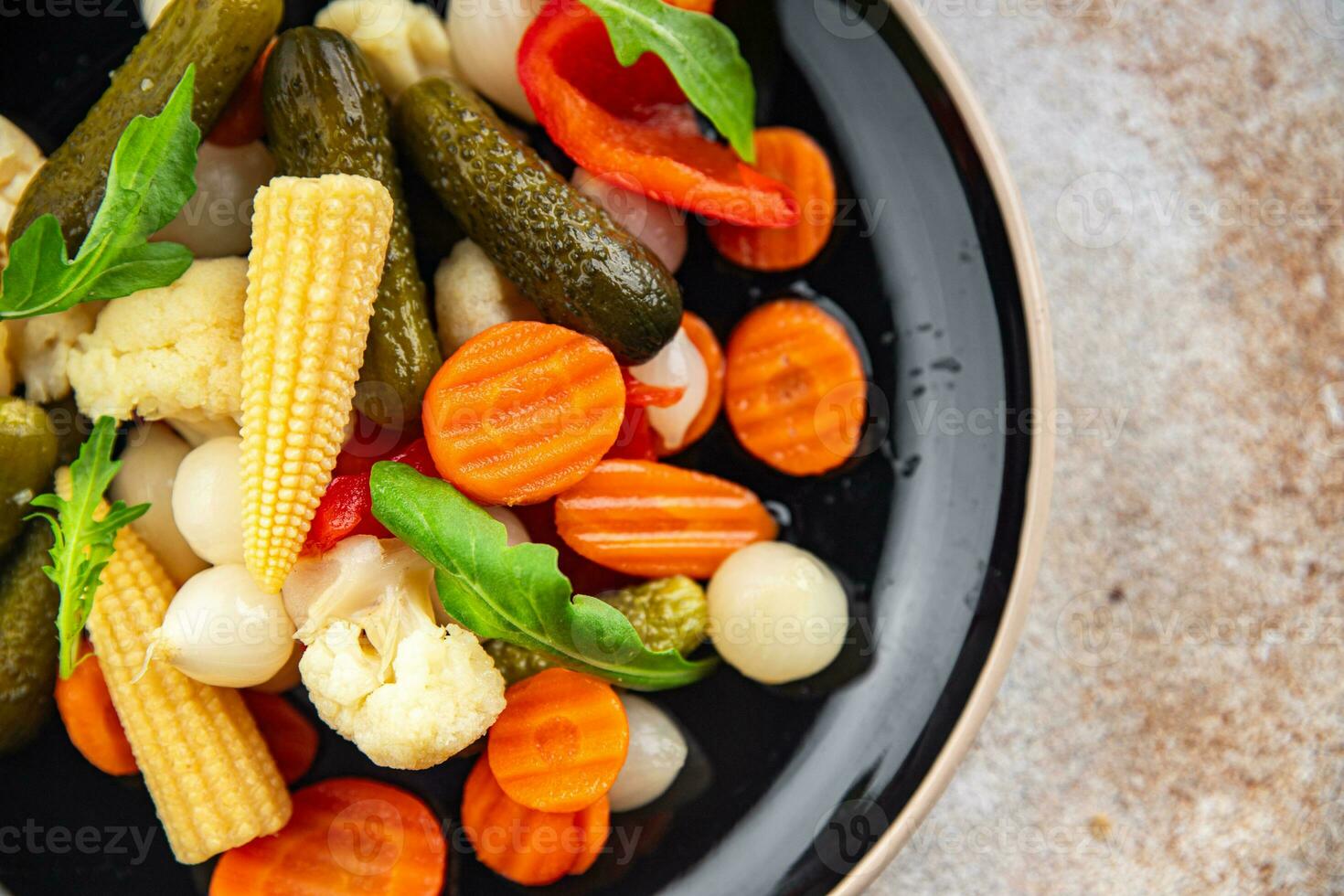 ensalada vegetal en escabeche sabroso picante pepino, pepinillo, zanahoria, cebolla, coliflor, pimienta aperitivo comida comida bocadillo en el mesa Copiar espacio comida antecedentes rústico parte superior ver foto