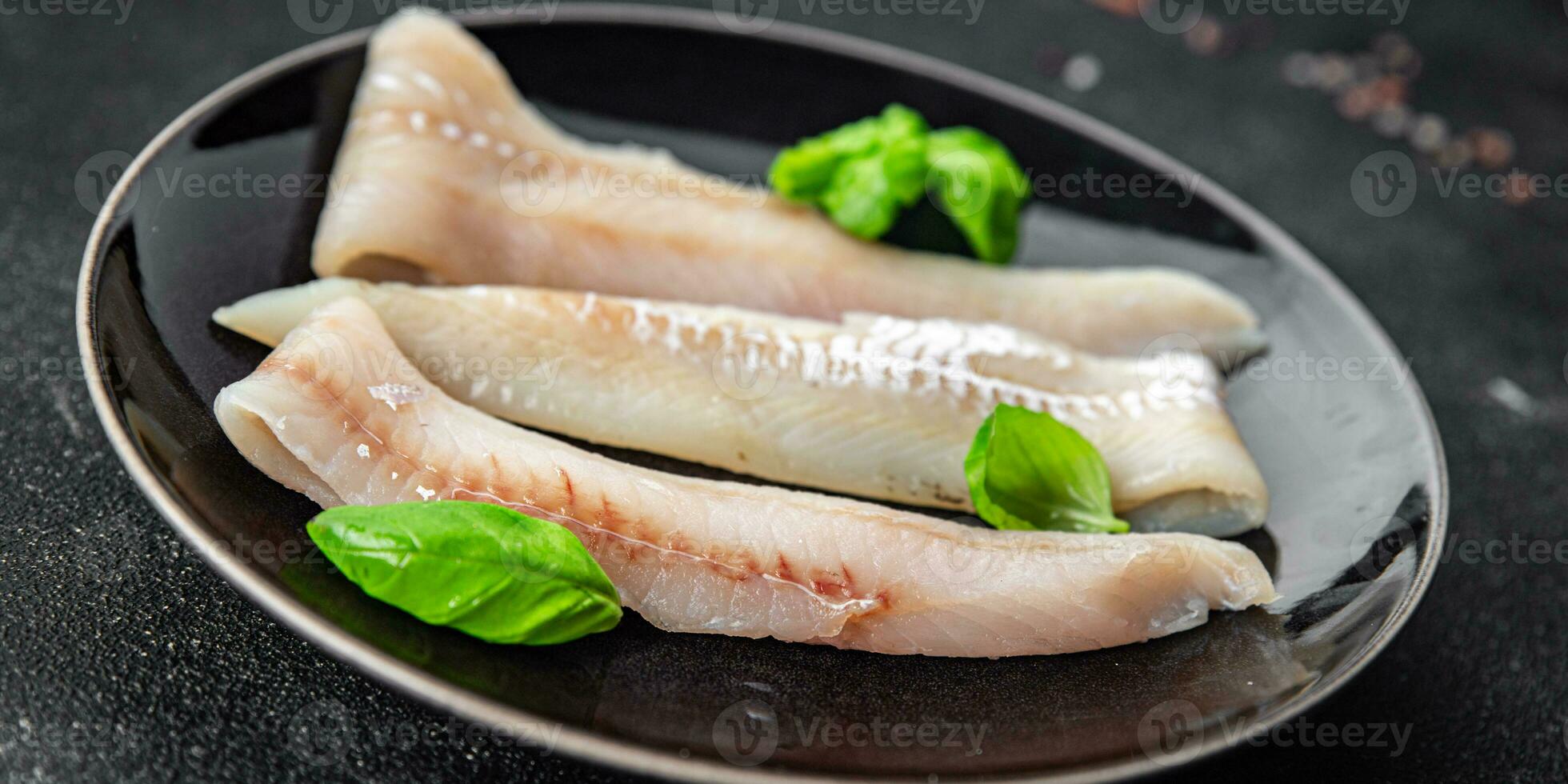 azul pescadilla pescado filete Fresco Mariscos sano comiendo Cocinando aperitivo comida comida bocadillo en el mesa Copiar espacio comida antecedentes rústico parte superior ver foto