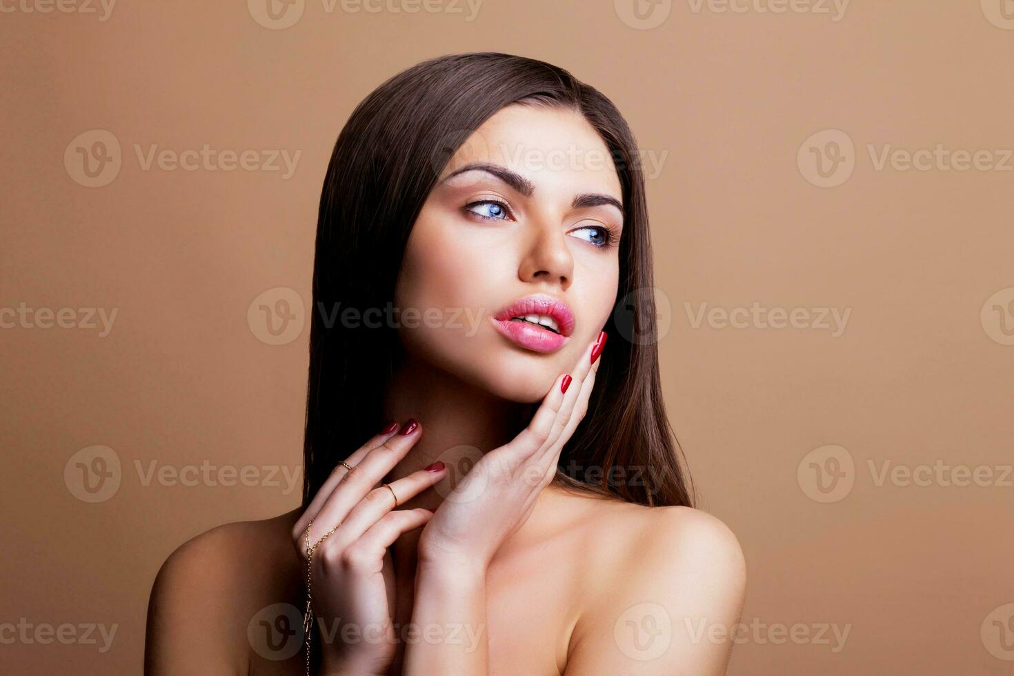 de cerca retrato con limpiar y Fresco elegante dama. mujer con oscuro Derecho pelo y sexy labios. foto
