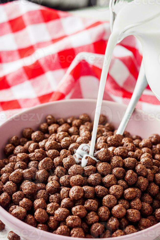 dulce crujiente chocolate para niños desayuno chocolate pelotas en un blanco antecedentes foto