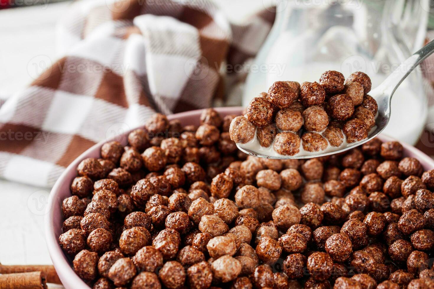 dulce crujiente chocolate para niños desayuno chocolate pelotas en un blanco antecedentes foto