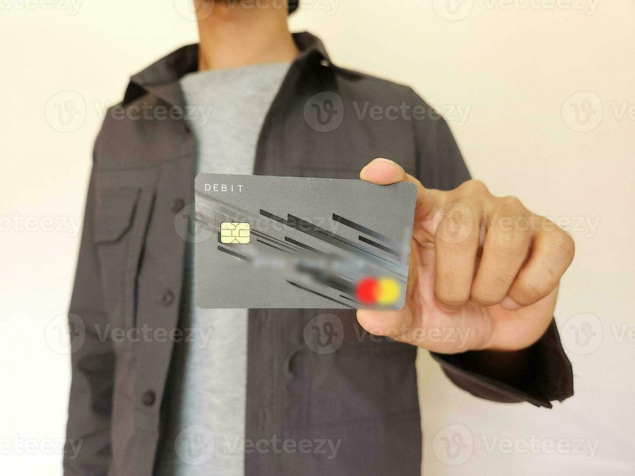 joven hombre demostración crédito tarjeta foto
