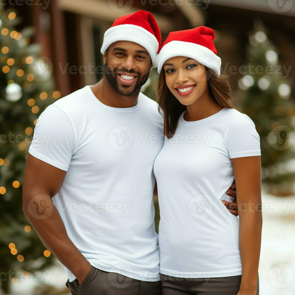 ai generado un Pareja con Papa Noel claus sombreros vistiendo blanco camisetas con Navidad árbol y nieve en el antecedentes foto