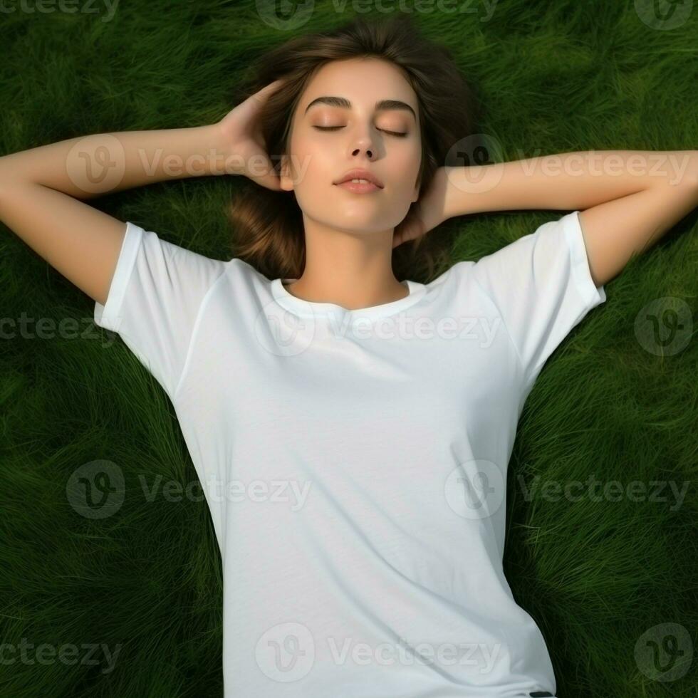 ai generado niña relajarse en dormir posición en el césped vistiendo blanco blanco t - camisa, verano hora foto