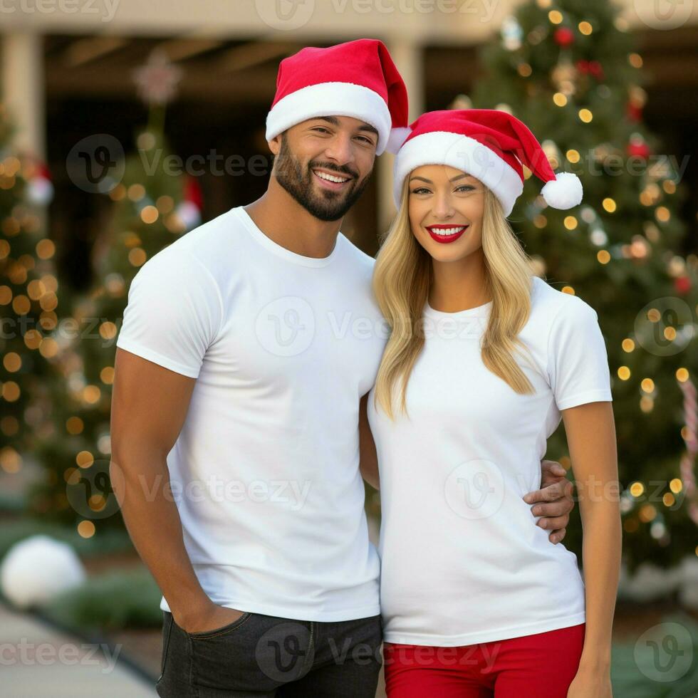 ai generado un Pareja con Papa Noel claus sombreros vistiendo blanco camisetas con Navidad árbol y nieve en el antecedentes foto