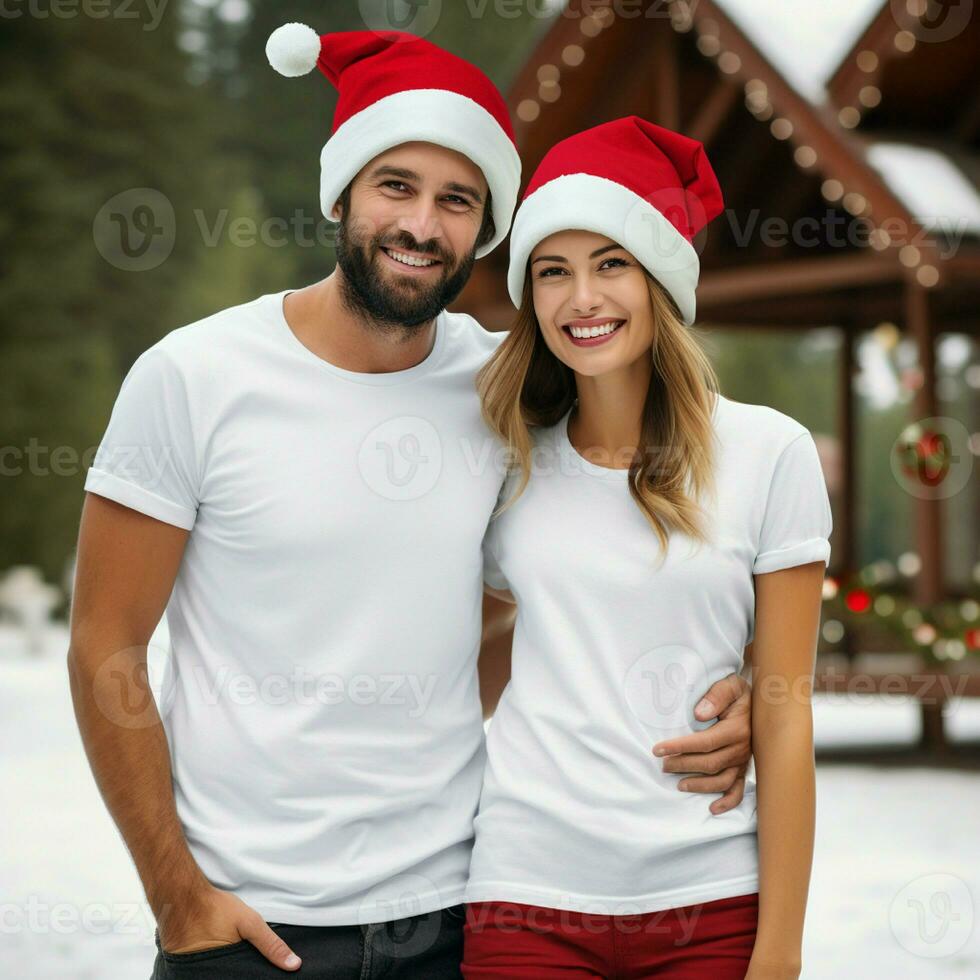 ai generado un Pareja con Papa Noel claus sombreros vistiendo blanco camisetas con Navidad árbol y nieve en el antecedentes foto