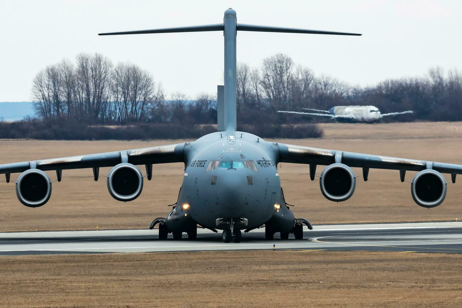 indio aire fuerza boeing c-17a Globemaster iii militar transporte avión y aeronave a Budapest aeropuerto. evacuación especial vuelo para indio los ciudadanos porque el ucrania-ruso guerra. foto