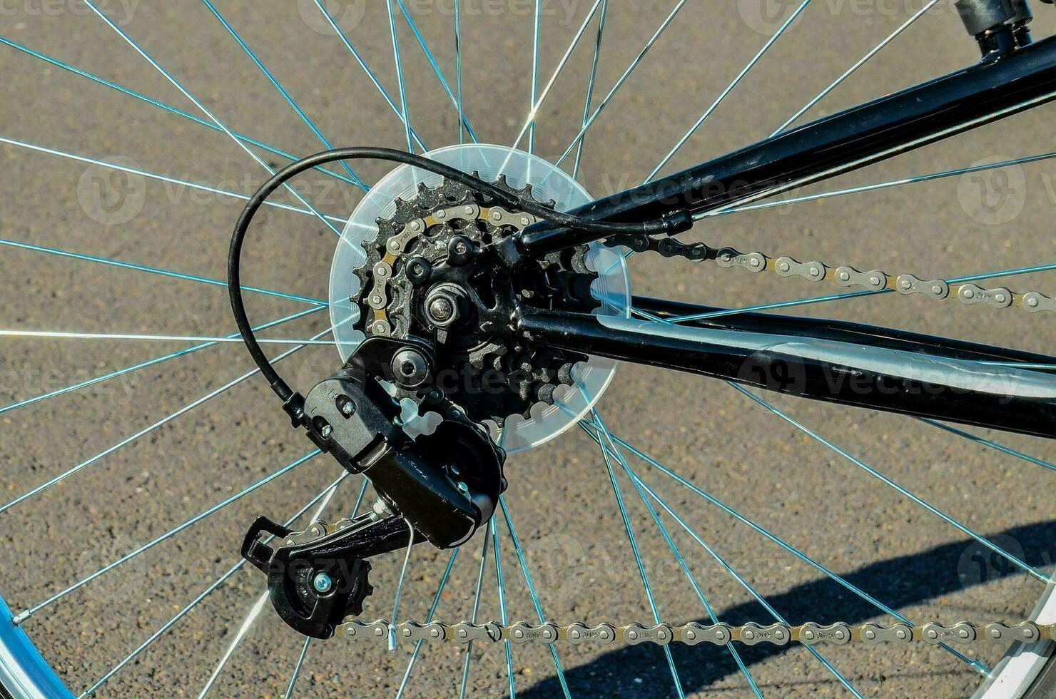 un bicicleta con un cadena en el frente rueda foto