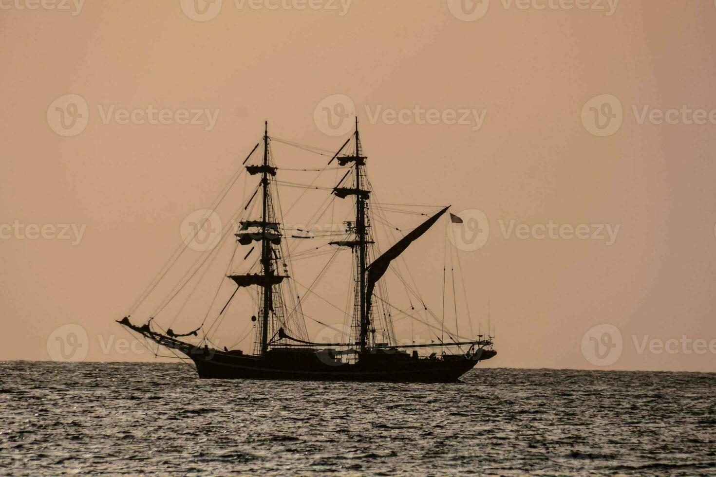 barco en el mar foto