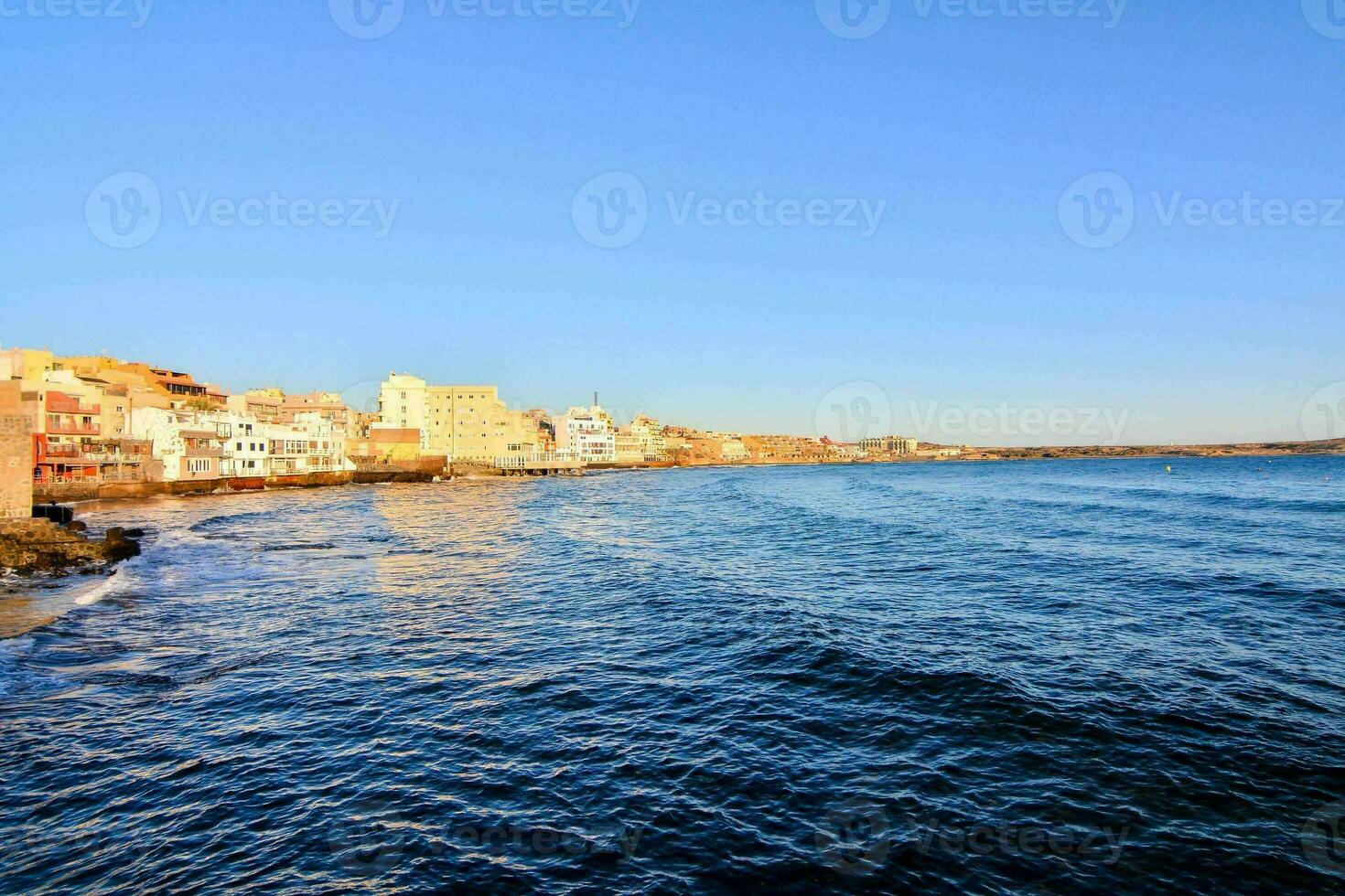 el playa y edificios en el costa de un pueblo foto