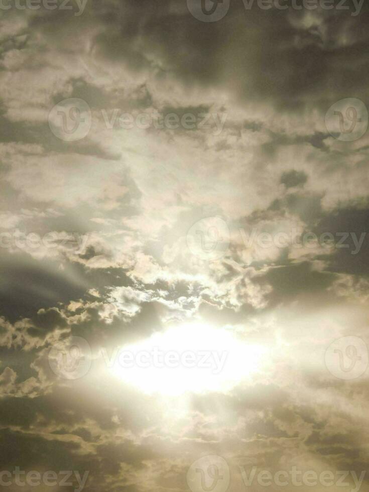 luz de sol mediante el nubes foto