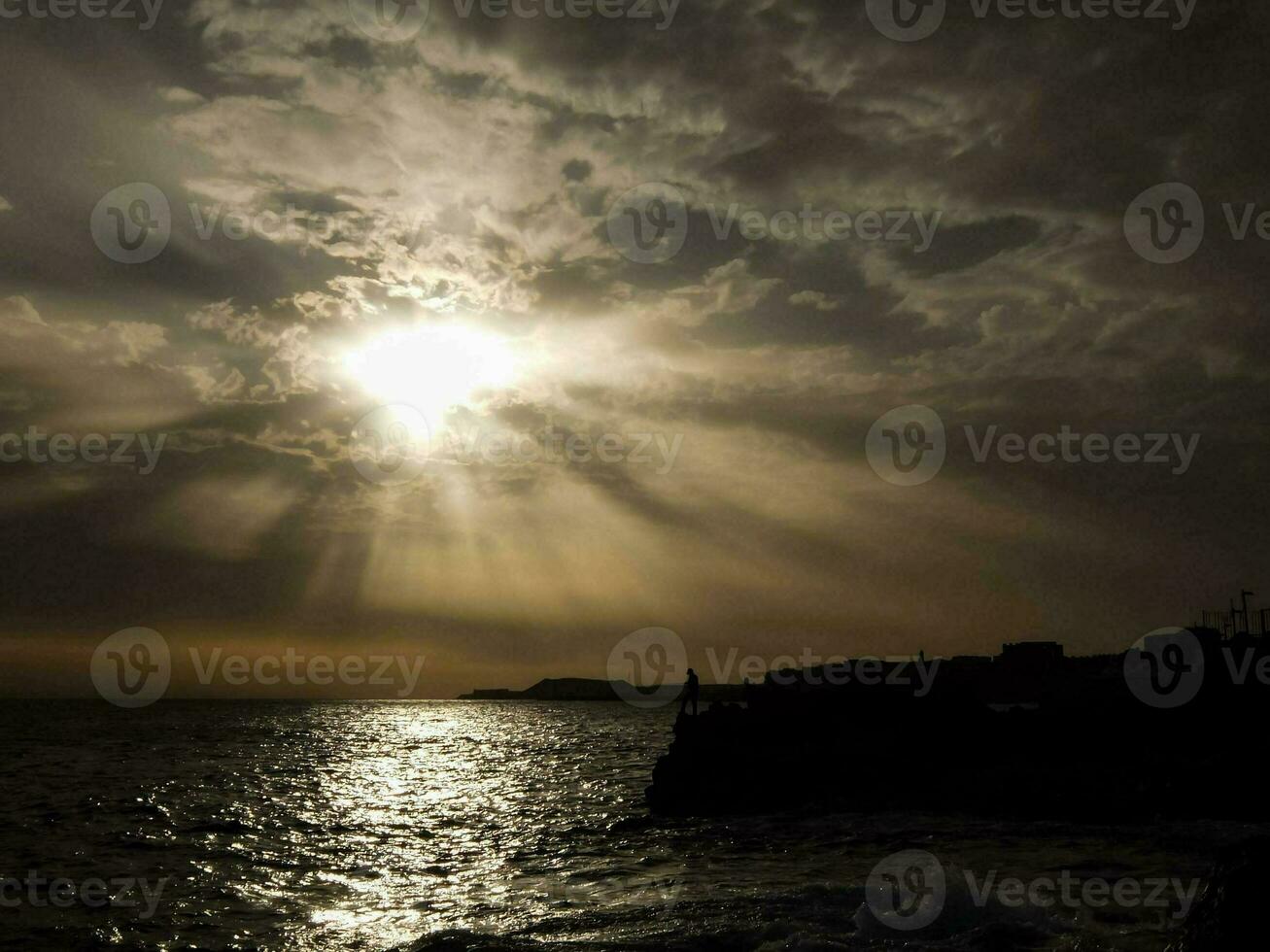 luz de sol mediante el nubes foto