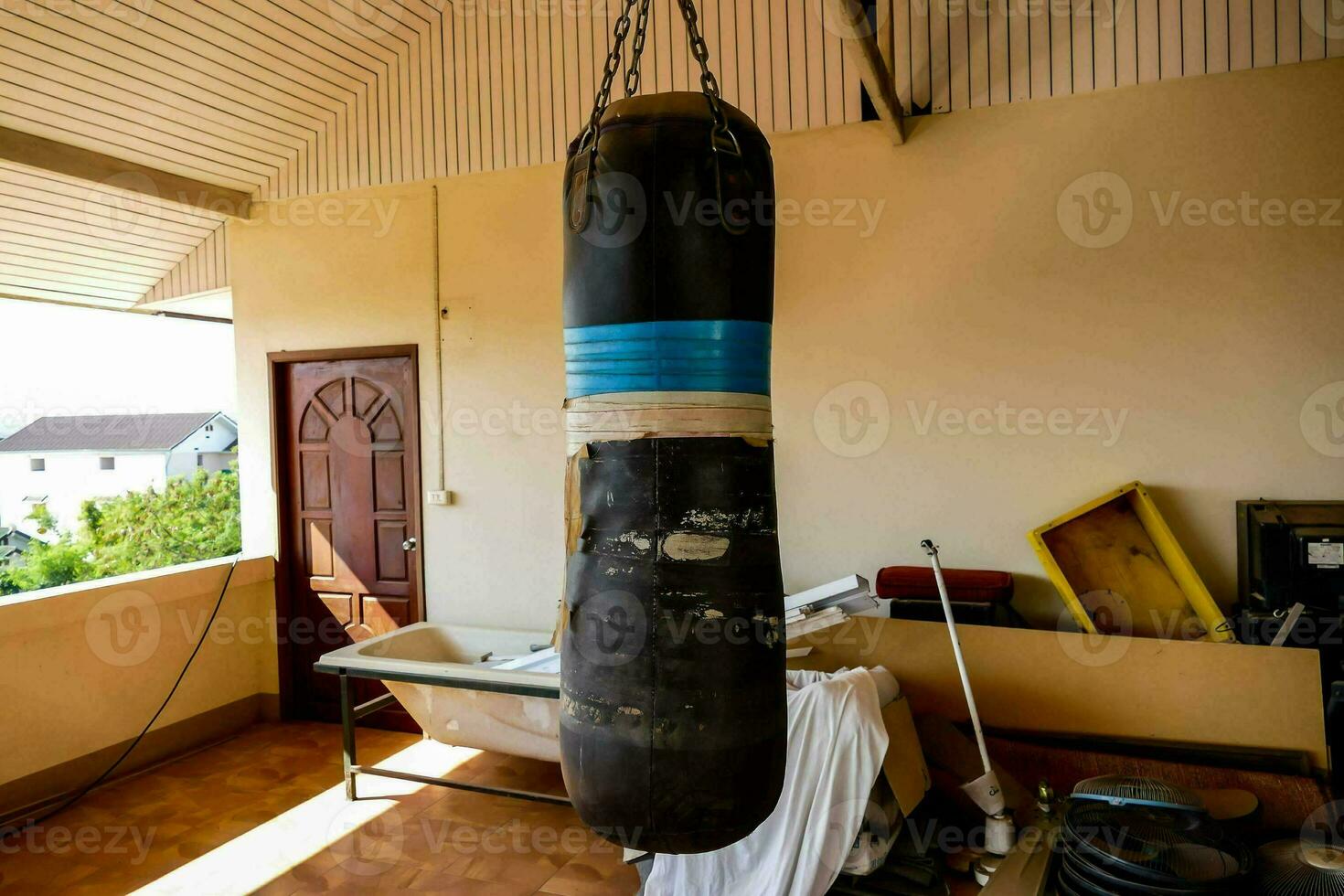 un boxeo bolso cuelga desde el techo en un habitación foto