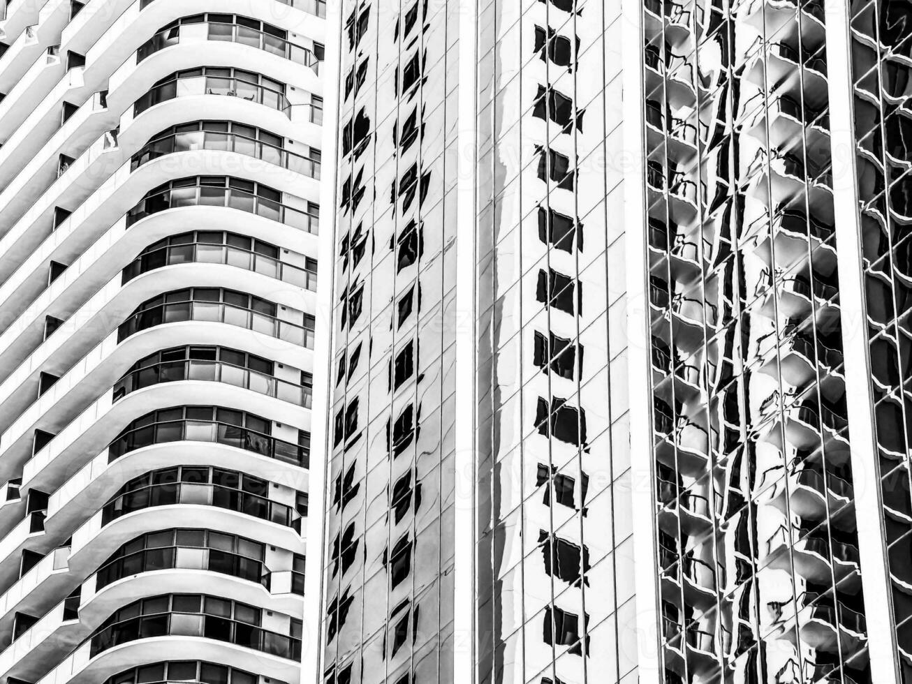 un negro y blanco foto de un alto edificio