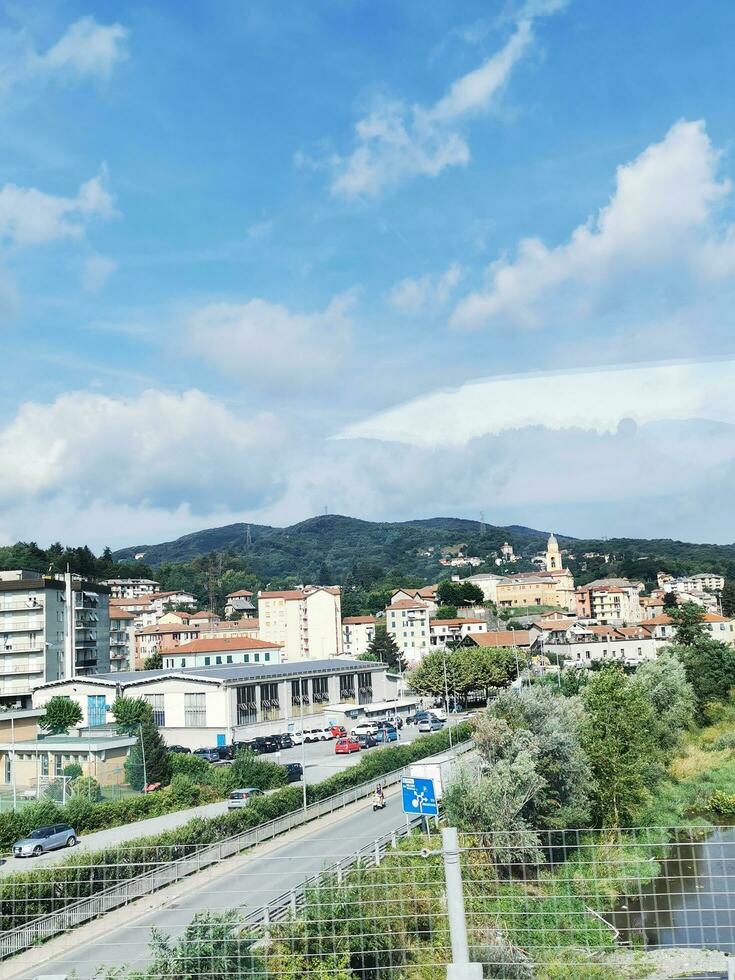 foto de un paisaje urbano capturado desde un escénico puente