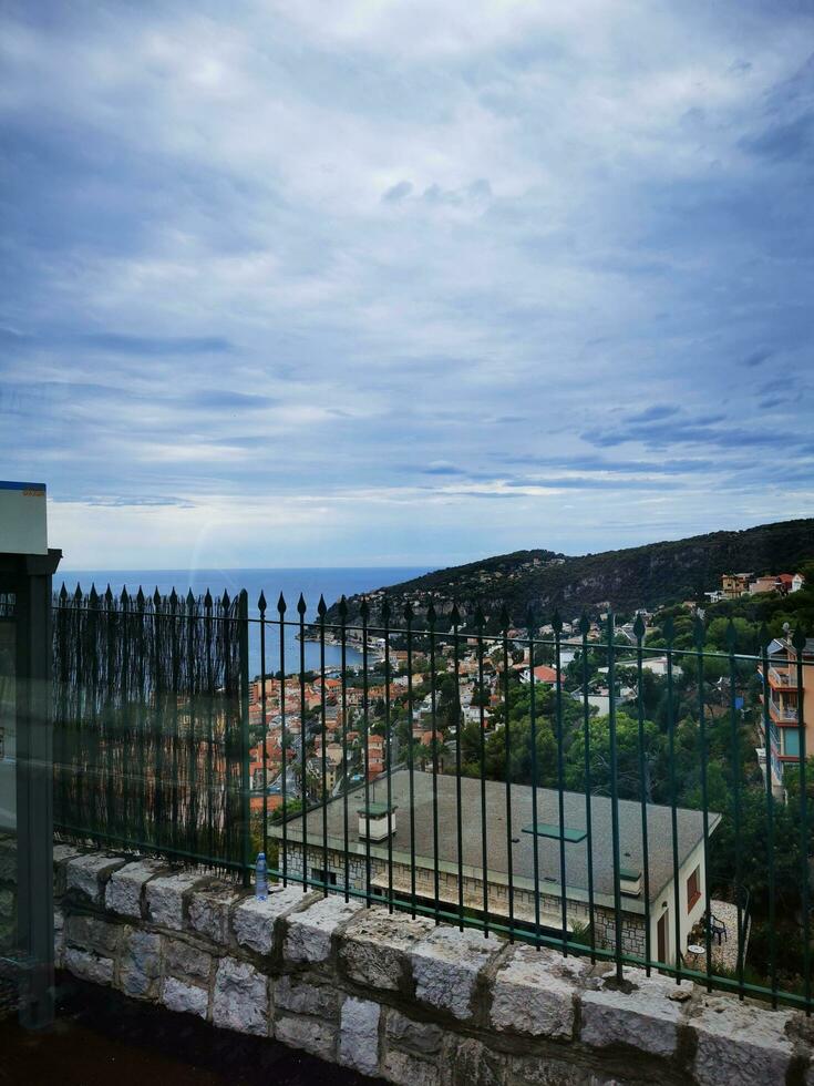 foto de un asombroso Oceano ver desde un privado balcón