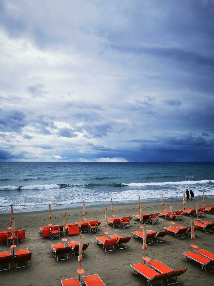 foto de un vibrante playa escena con un grupo de naranja sillas con vista a el Oceano