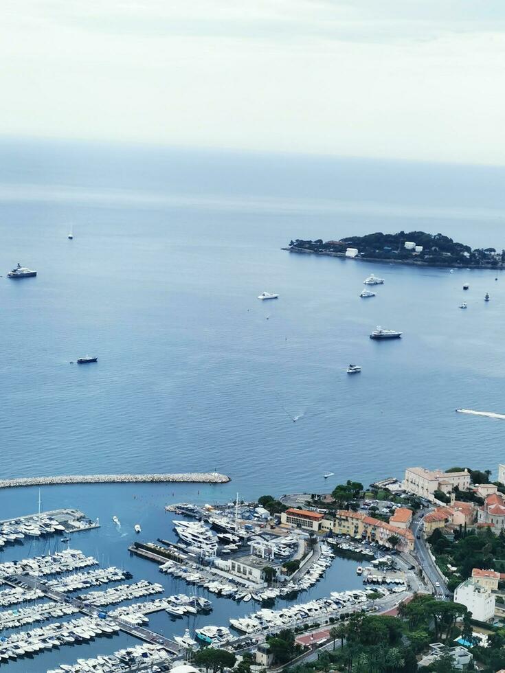 foto de un bullicioso puerto lleno con barcos en un sereno cuerpo de agua
