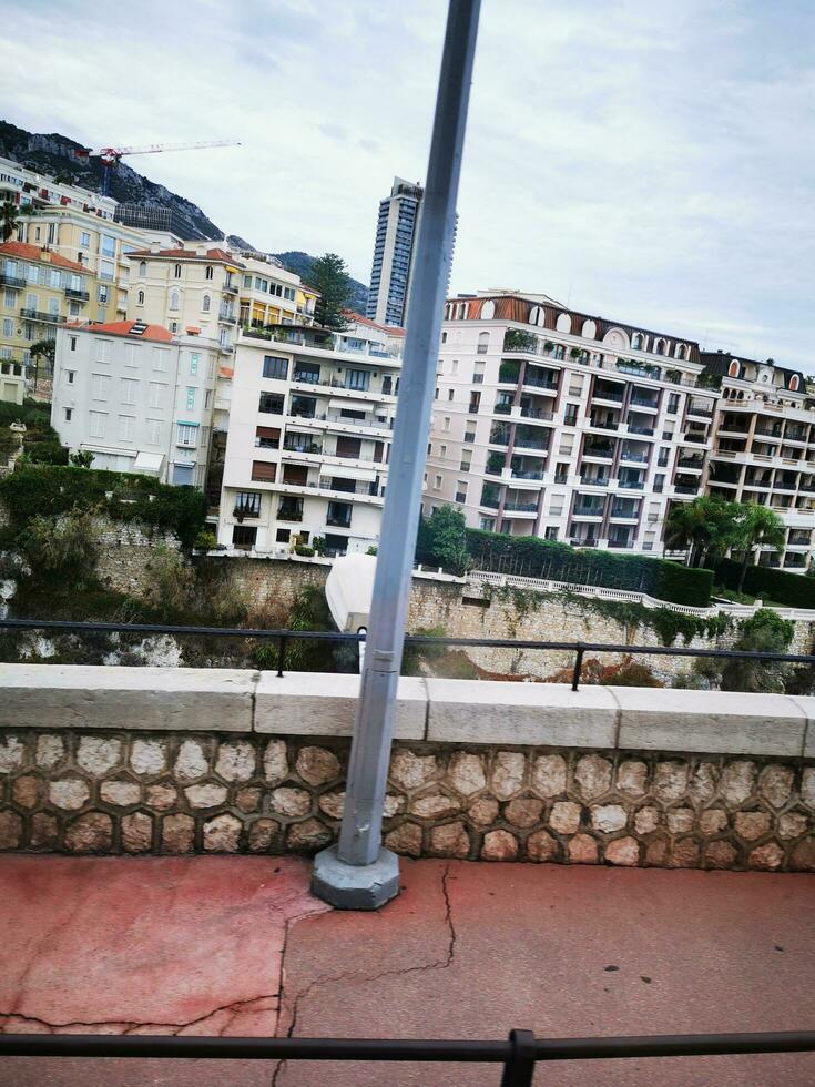 foto de un calle firmar en un polo en un acera