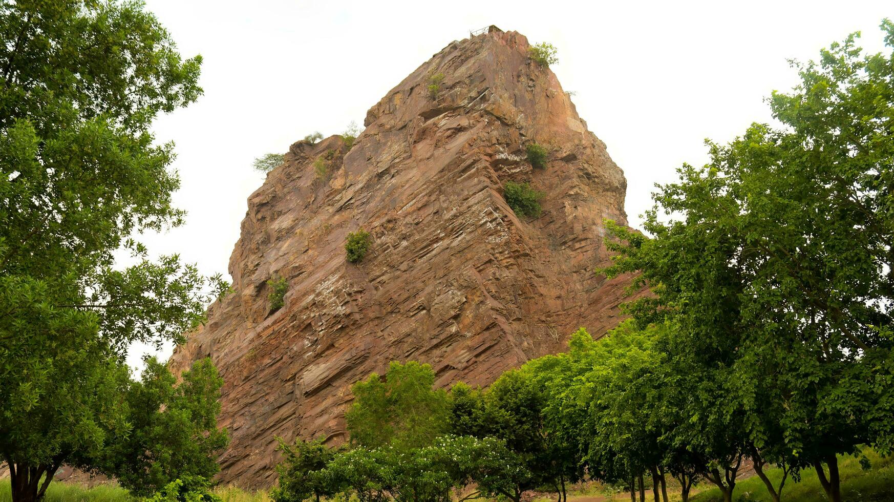 Buda imagen en rock terminado Kar jajaja río, gilgit-baltistán, pakistán.a de cerca Disparo de un montaña rock eso es Perfecto para un fondo.textura de granito roca, sin costuras roca, roca en verde ambiente foto