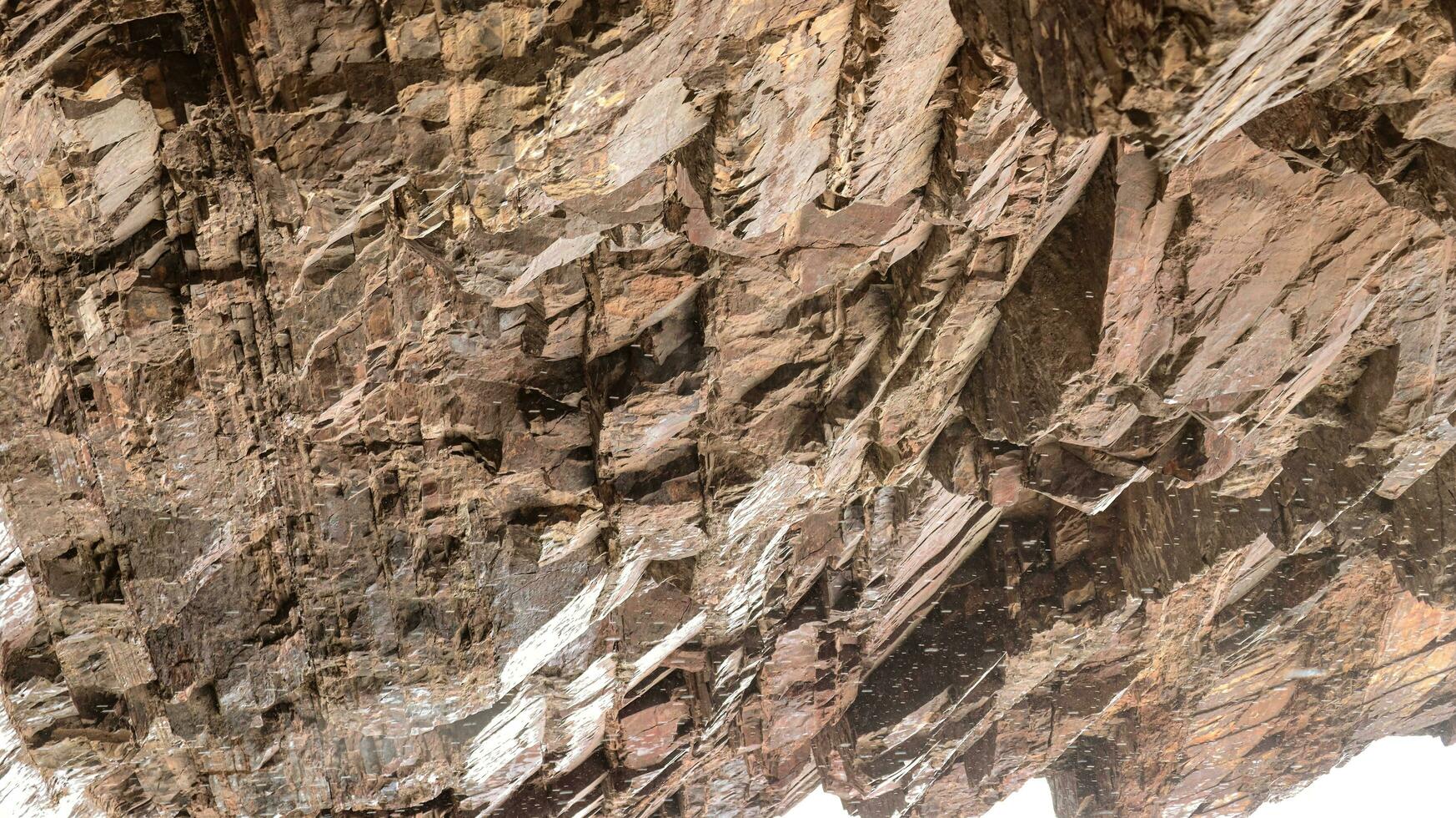 Buda imagen en rock terminado Kar jajaja río, gilgit-baltistán, pakistán.a de cerca Disparo de un montaña rock eso es Perfecto para un fondo.textura de granito roca, sin costura roca, roca en verde ambiente foto