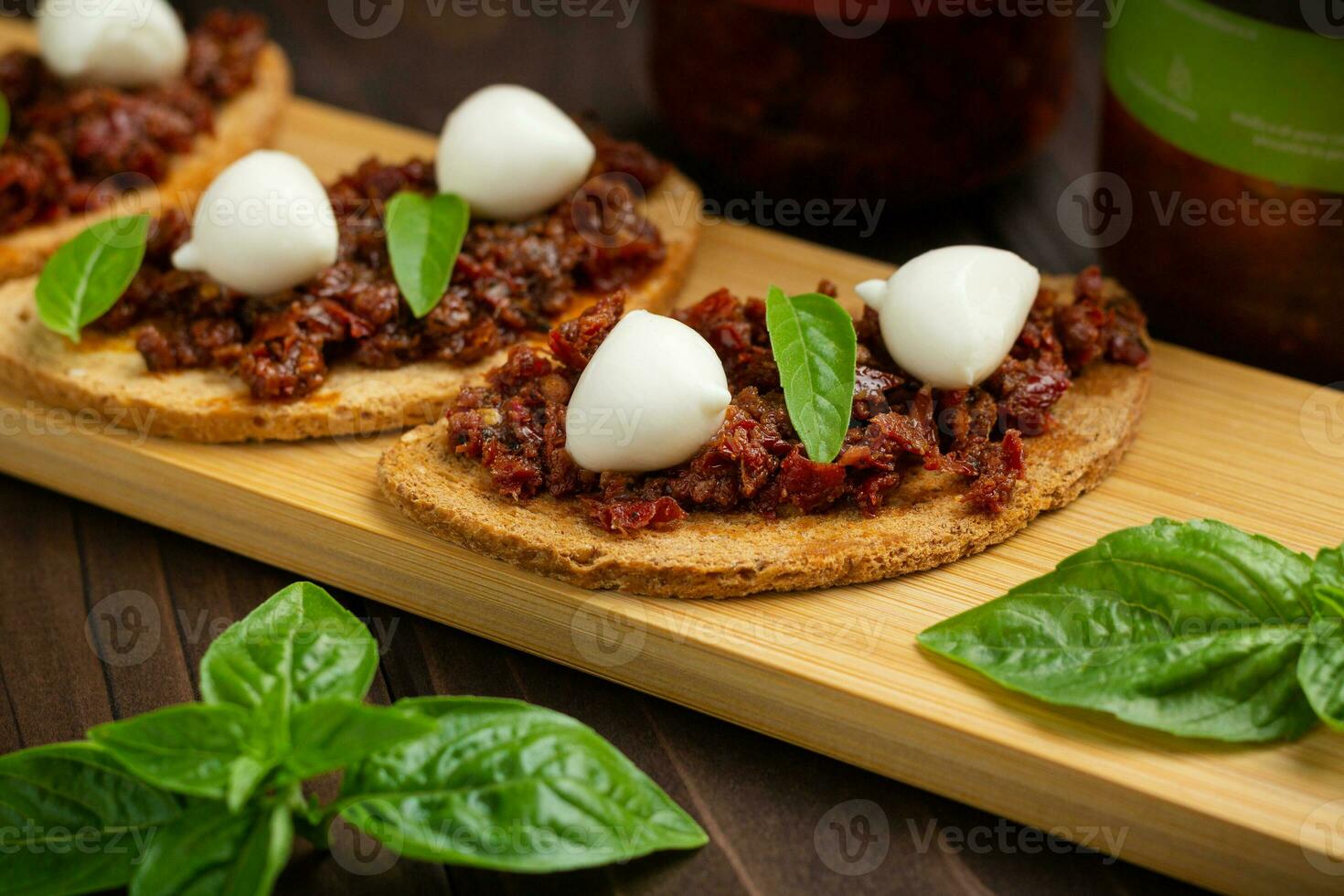 bruschetta con tomates secos, mozzarella, ajo y aceite de oliva. Sándwich de cocina italiana tradicional hecha de chapata a la parrilla. antipasti foto