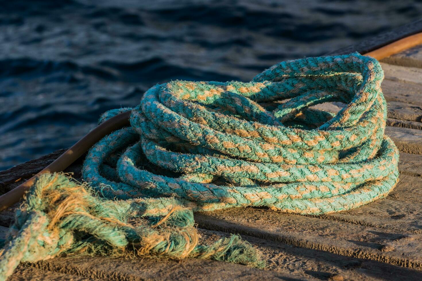 antiguo vistoso cuerda desde un barco a un embarcadero en el mar en Egipto detalle foto