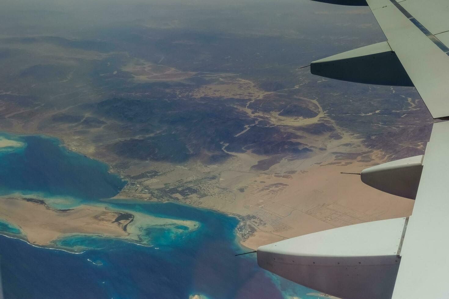 vuelo terminado el Desierto con maravilloso islas y coral arrecifes foto