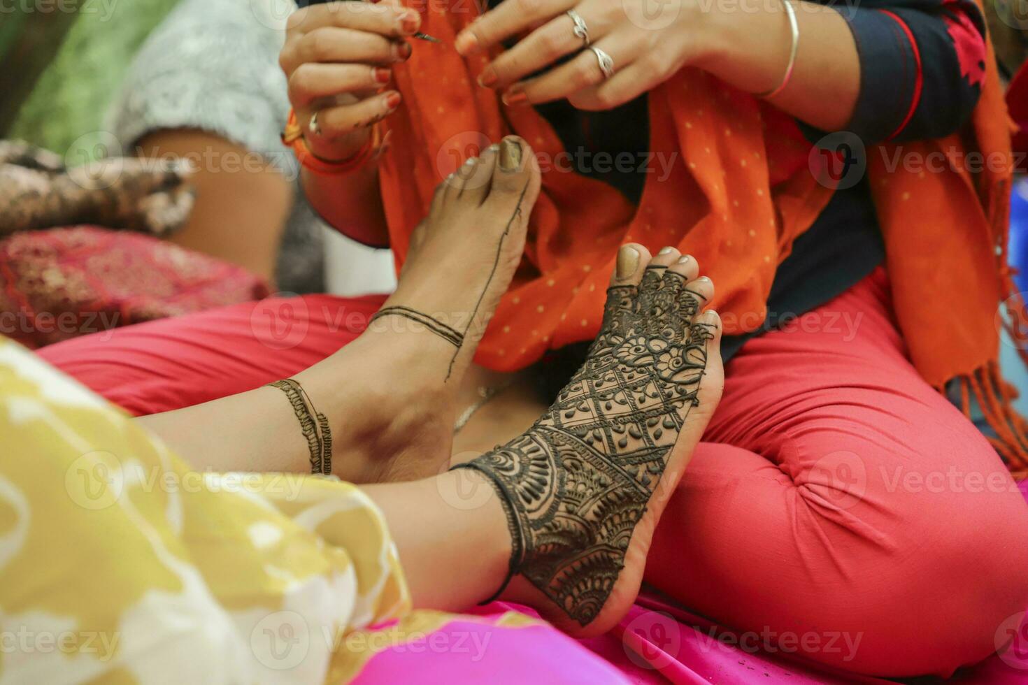 indio mehndi artista haciendo alheña diseño nupcial pie foto