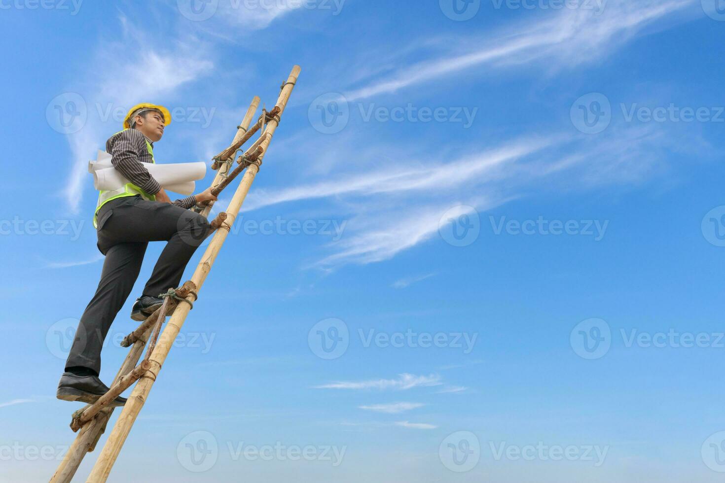 asiático negocio hombre ingeniero alpinismo arriba escalera con azul cielo, carrera crecimiento y éxito concepto foto