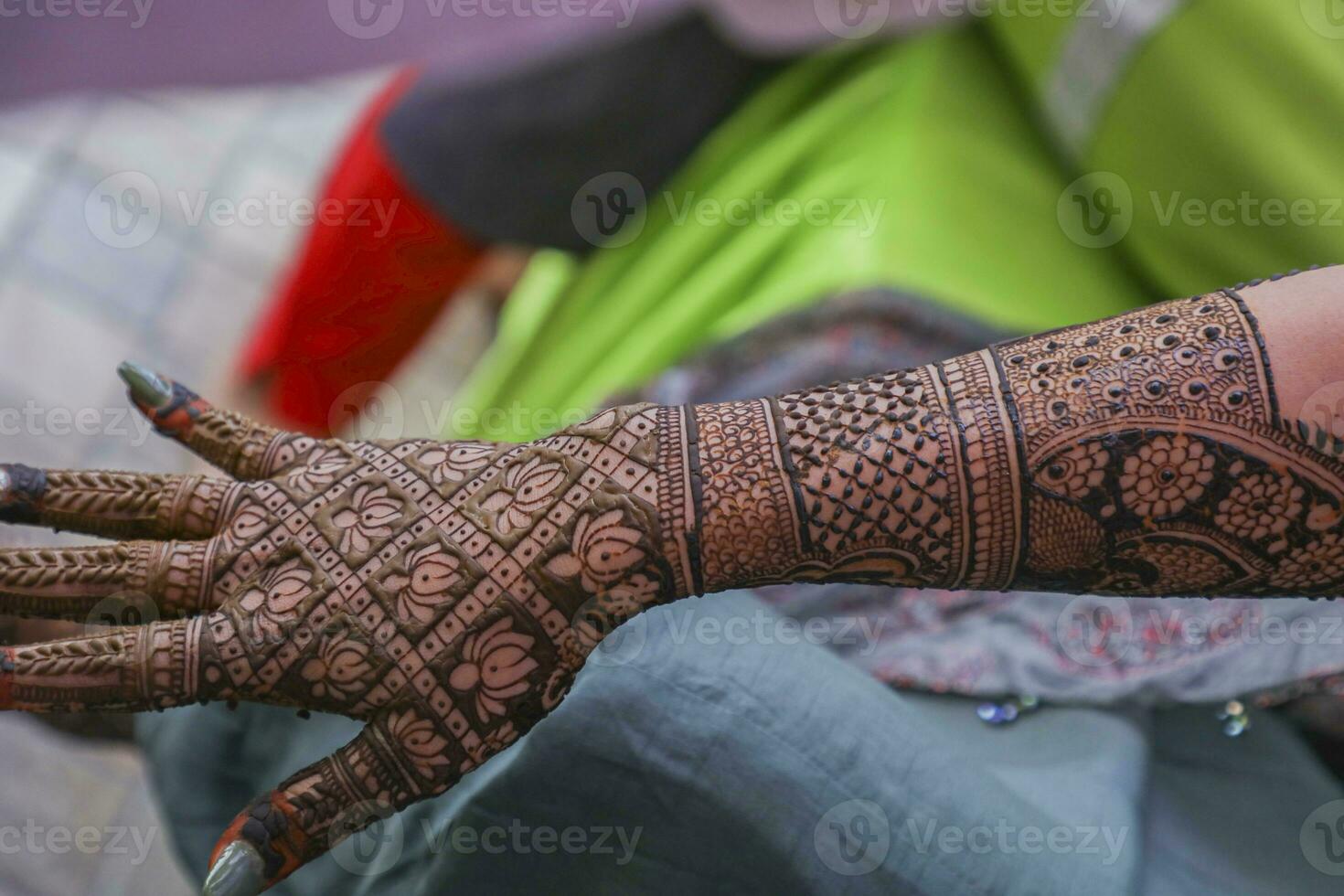 nupcial mehndi- alheña tatuaje en mujer manos. mehndi es tradicional indio decorativo Arte foto