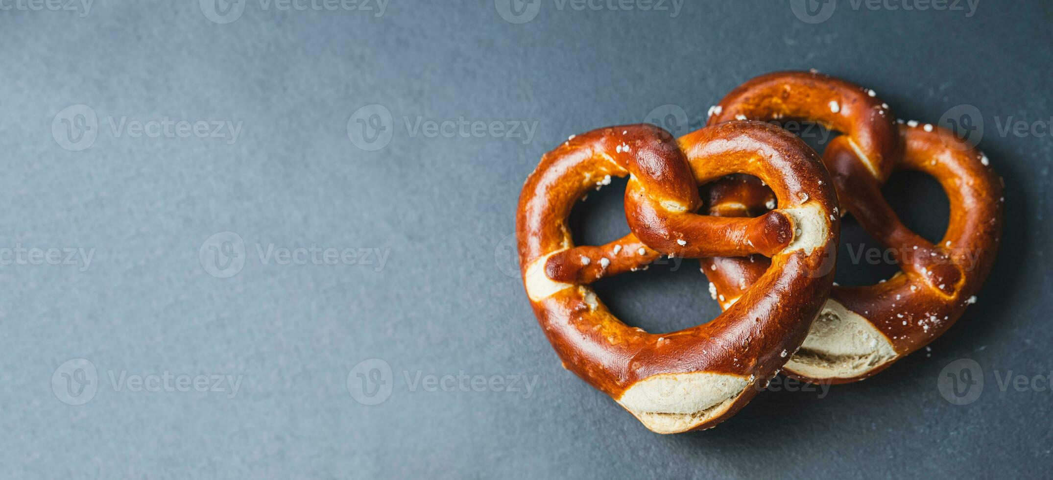 dos tradicional suave octubrefest pretzels en negro fondo, bandera foto