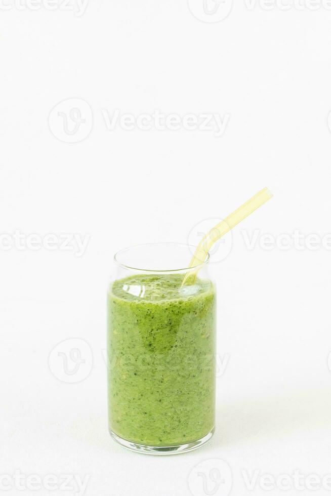 verde zalamero en vaso con ambientalmente simpático Bebiendo vaso tubo. blanco antecedentes. vegano, crudo, limpio, sano alimento. lado vista, Copiar espacio foto