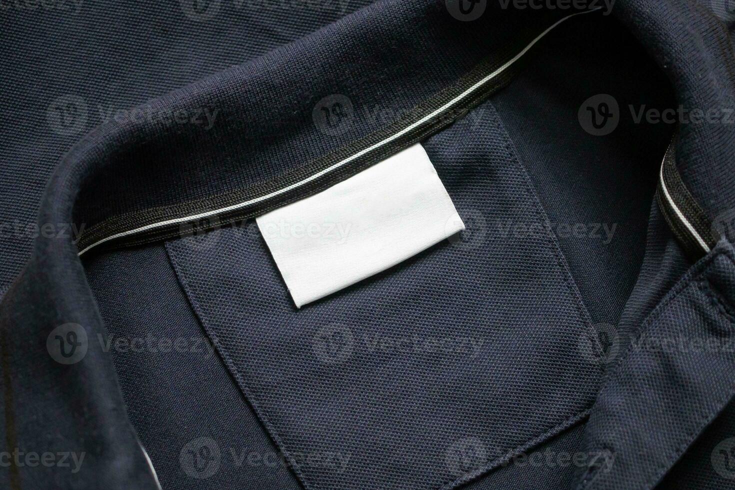 blanco blanco lavandería cuidado ropa etiqueta en negro camisa tela textura antecedentes foto