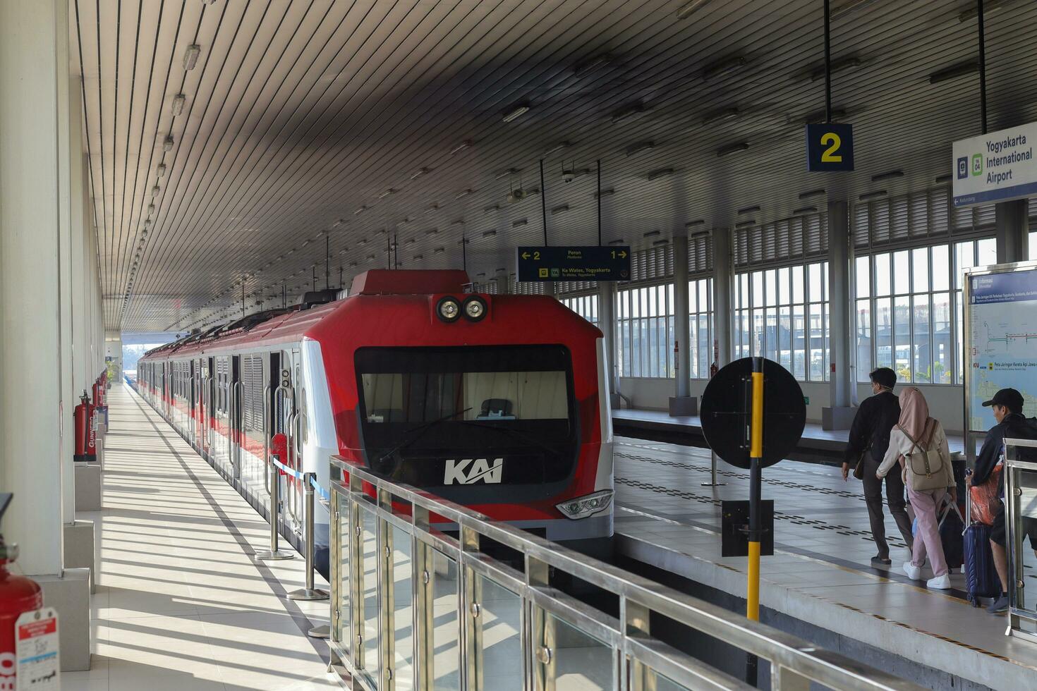 el sí aeropuerto tren, operado por pt enlace ferroviario, ofertas un cómodo y de confianza transporte enlace Entre yogyakarta internacional aeropuerto y el ciudad centro. kulón progreso - Indonesia, 09 03 2023 foto