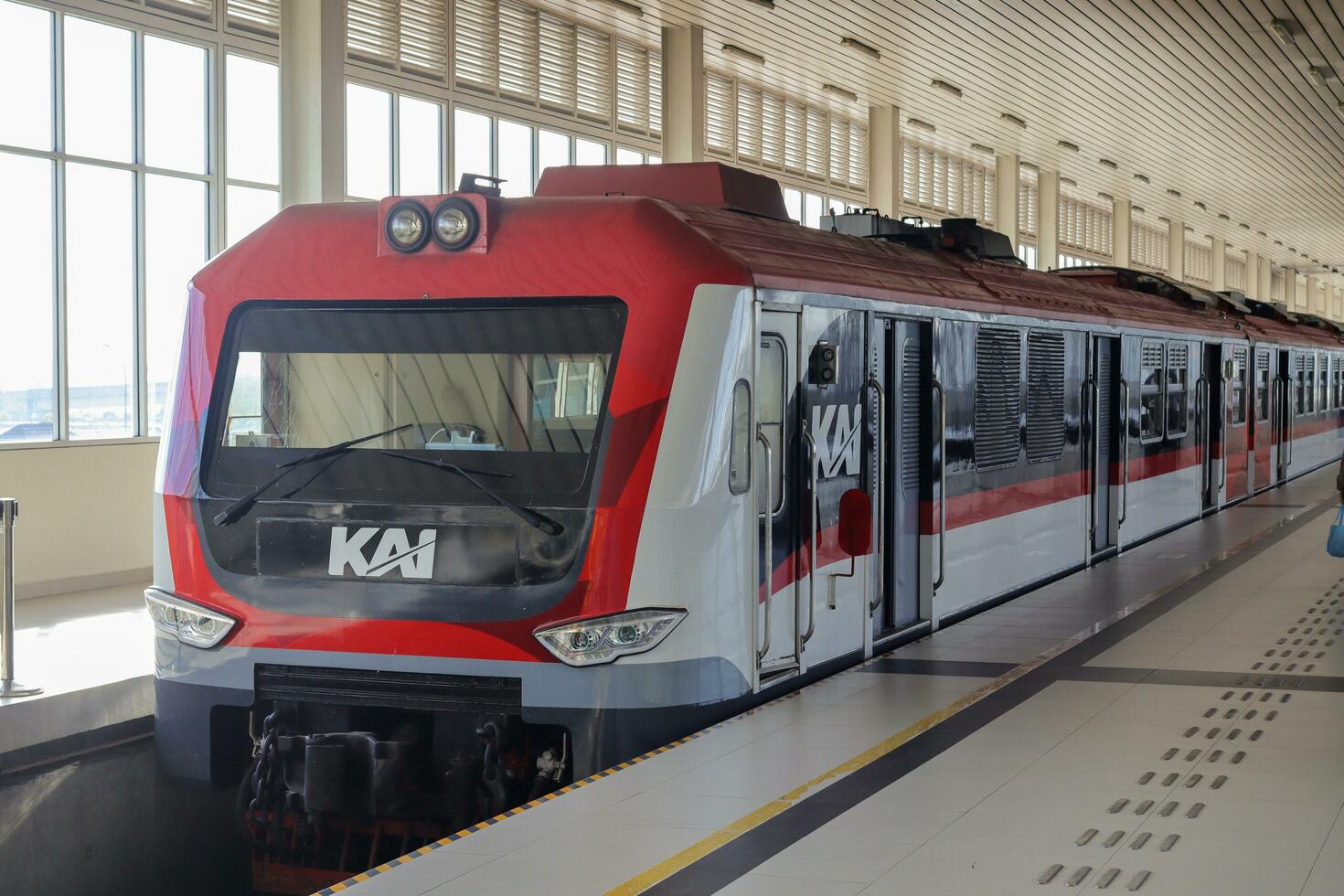 el sí aeropuerto tren, operado por pt enlace ferroviario, ofertas un cómodo y de confianza transporte enlace Entre yogyakarta internacional aeropuerto y el ciudad centro. kulón progreso - Indonesia, 09 03 2023 foto