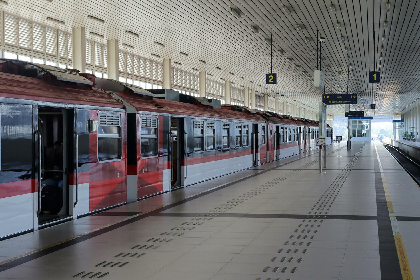 el sí aeropuerto tren, operado por pt enlace ferroviario, ofertas un cómodo y de confianza transporte enlace Entre yogyakarta internacional aeropuerto y el ciudad centro. kulón progreso - Indonesia, 09 03 2023 foto