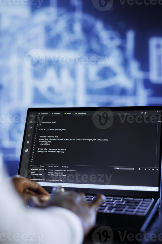 con licencia desarrollador actualizaciones neural redes hecho arriba de interconectado nodos, escritura intrincado binario código guiones en ordenador portátil. especialista usos programación a potenciar ai simulación modelo, cerca arriba foto