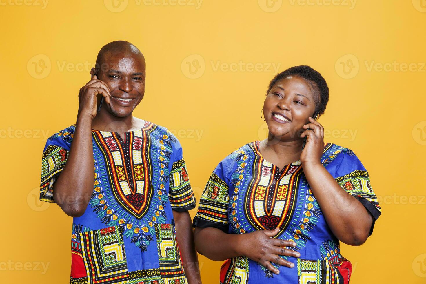 alegre africano americano Pareja vistiendo étnico ropa chateando en teléfono inteligente sonriente maduro hombre y mujer respondiendo teléfono inteligente llamada y teniendo divertido comunicación retrato foto