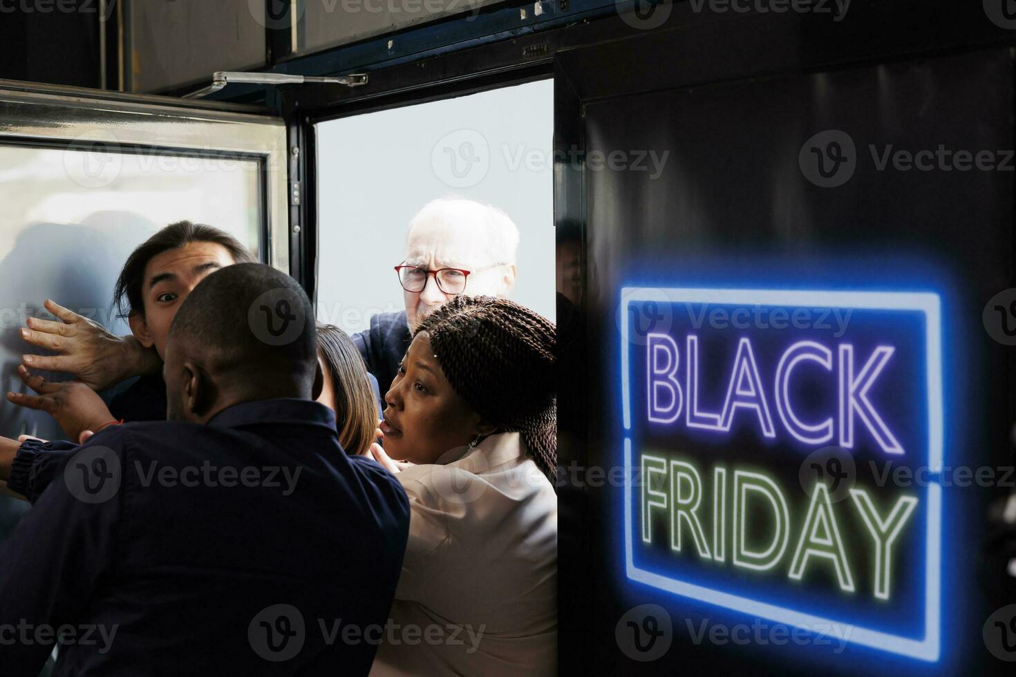 loco enojado compradores rotura abajo centro comercial frente puerta durante negro viernes ventas, emprendedor lejos seguridad oficial y corriendo dentro Tienda a obtener mejor ofertas y descuentos fiesta compras la seguridad foto