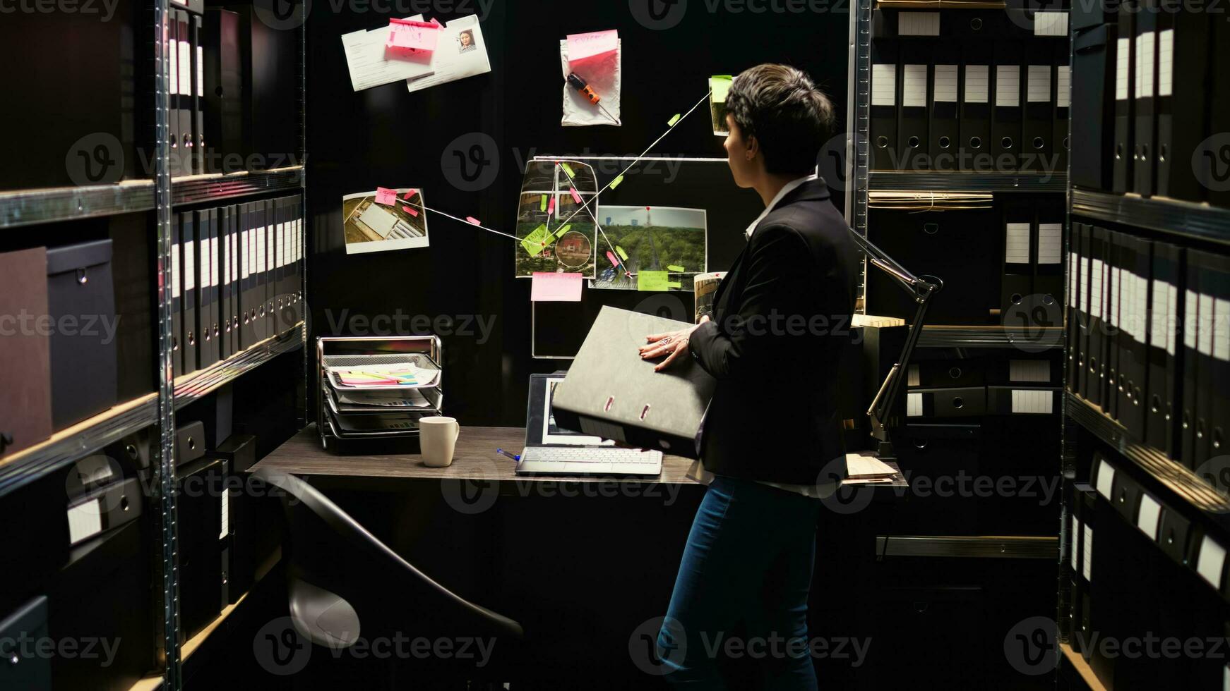 delincuente experto comentarios documentos y conectar el puntos a resolver caso, mirando a testigo declaraciones y confidencial informes. ley agente utilizando existente bases de datos en el proceso de identificación. foto