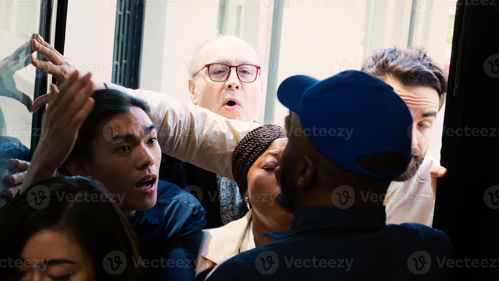 enojado compradores rotura dentro tienda durante negro viernes promociones a compras centro, emprendedor seguridad Guardia y preguntando para Tienda acceso. ansioso agresivo personas fuera de frente puerta. Mano disparo. foto