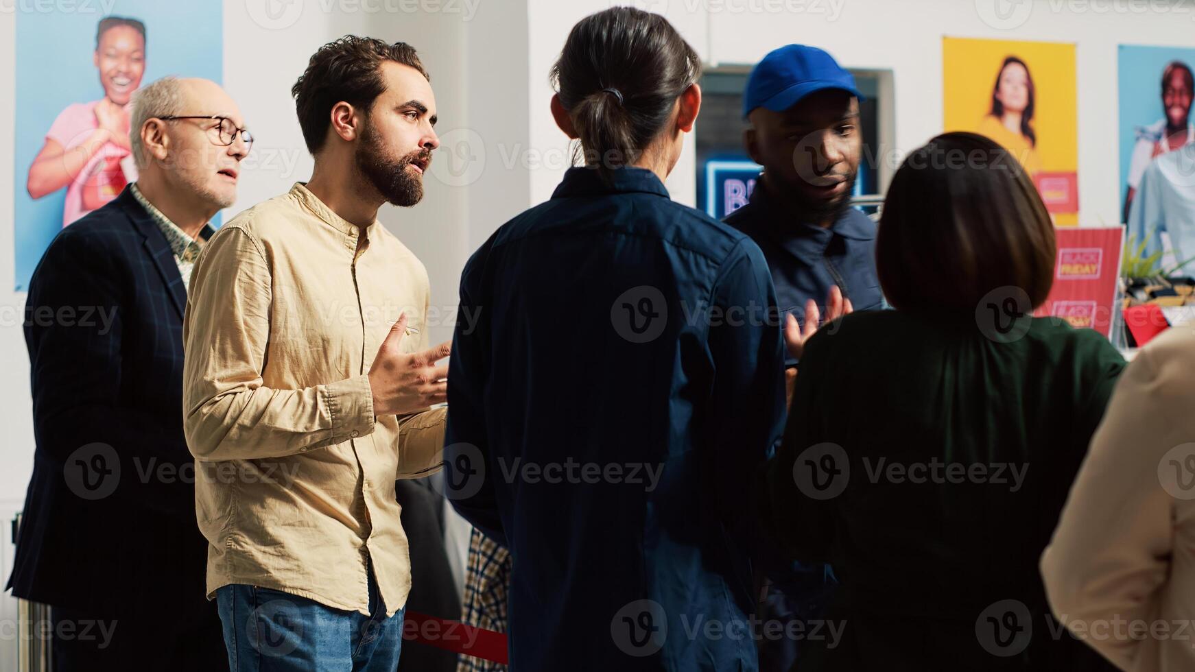 ansioso compradores yendo loco en negro viernes evento, luchando a ser primero dentro ropa Tienda a recibir especial ofertas agresivo clientela emprendedor rojo cinta, discutiendo con agente. Mano disparo. foto