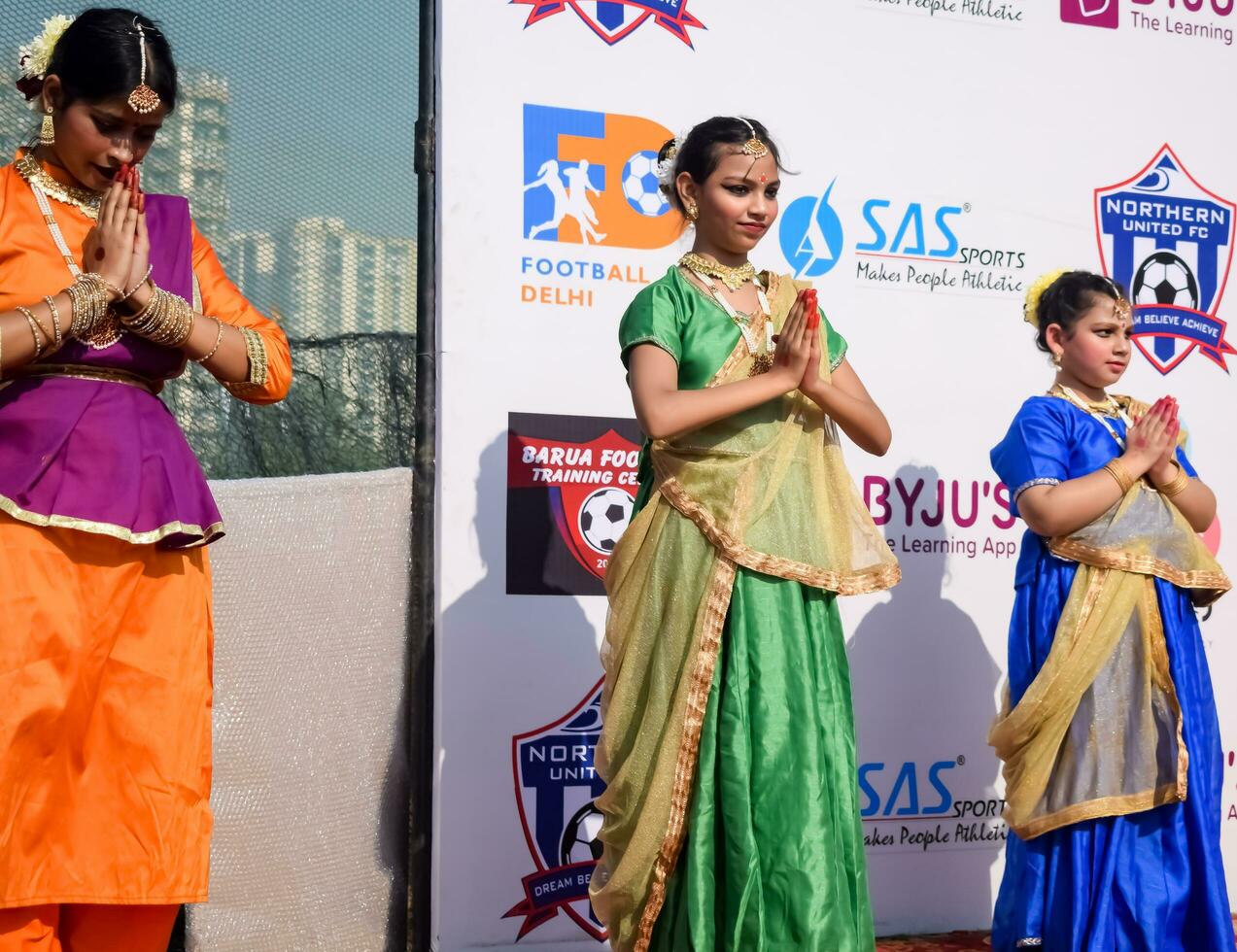 nuevo Delhi, India - julio 01 2023 - bharathanatyam indio clásico odissi bailarines ejecutando a escenario. hermosa indio niña bailarines en el postura de indio bailar. indio clásico danza bharatanatyam foto