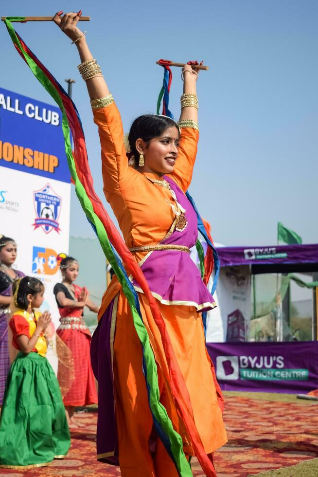 nuevo Delhi, India - julio 01 2023 - bharathanatyam indio clásico odissi bailarines ejecutando a escenario. hermosa indio niña bailarines en el postura de indio bailar. indio clásico danza bharatanatyam foto