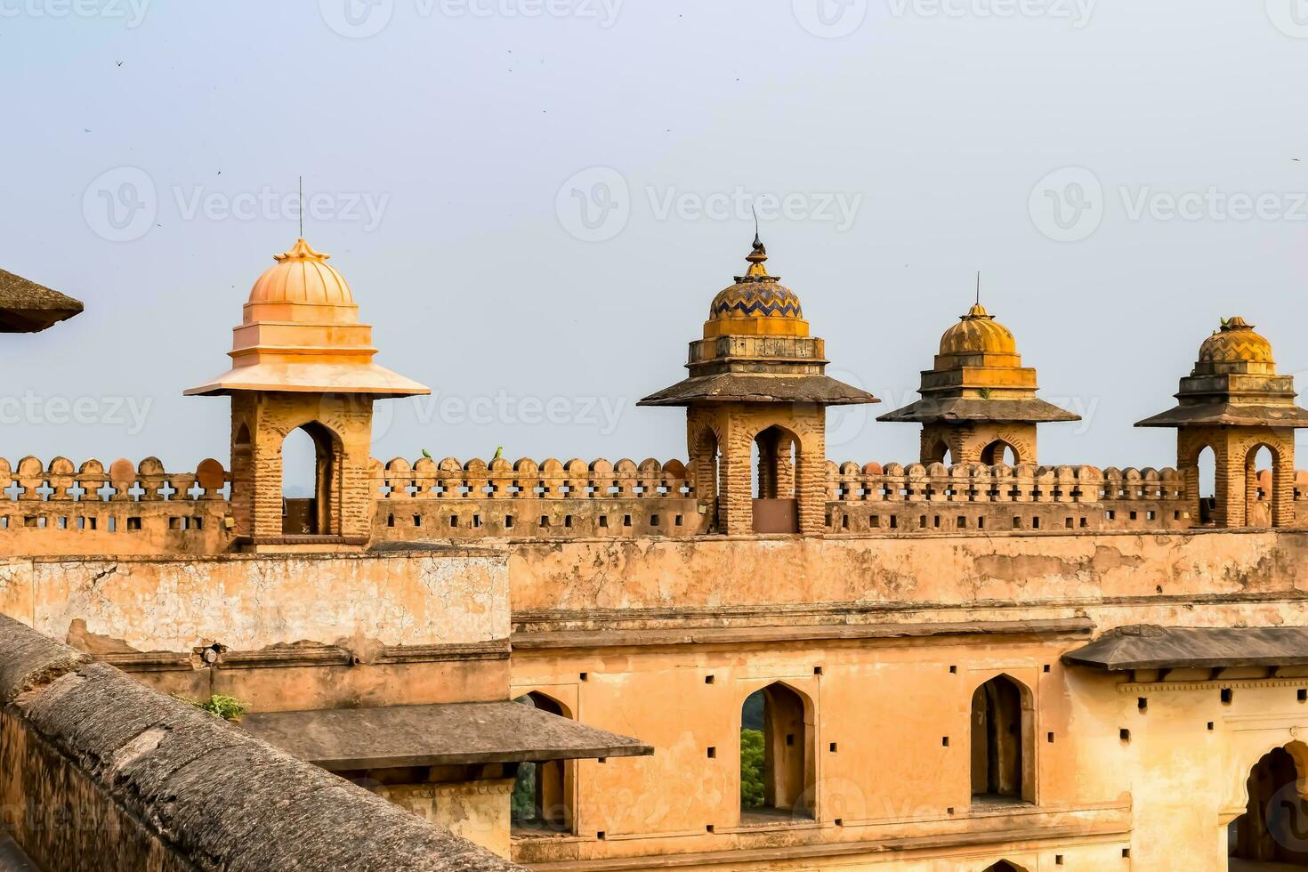 hermosa ver de orchha palacio fuerte, raja mahal y chaturhuj templo desde jahangir mahal, orcha, madhya pradesh, jahangir mahal - orchha fuerte en orcha, madhya pradesh, indio arqueológico sitios foto