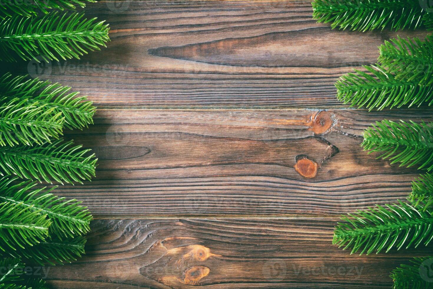 vista superior del marco hecho de ramas de abeto sobre fondo de madera. concepto de navidad con espacio vacío para tu diseño foto