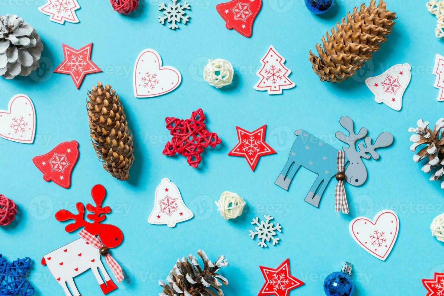 vista superior de los juguetes y decoraciones de año nuevo sobre fondo azul. concepto de tiempo de navidad foto